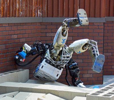 Pam Mae Robotiaid Humanoid yn Dal i Godi Tra Anaml y Mae Bodau Dynol yn Gwneud?