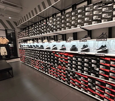 Trawsnewid Manwerthu Esgidiau: Mae brandiau fel Adidas, Clarks, SKECHERS, ANTA, FILA, Asics yn Gw...